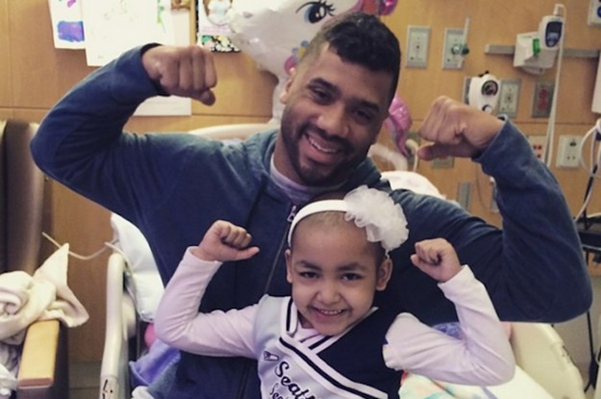 Russell Wilson visits cancer-striken teen in hospital shortly