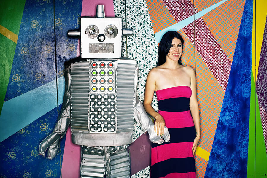 Forget bringing your puppy to the park -- palling around with your personal bro-'bot is guaranteed to raise a few interested eyebrows from the opposite gender. Having a mechanical wingman says a lot about a person, like "they obviously enjoy the finer things in life," and "they stay on the cutting edge of technology," and "of course I'll date you, please call off your giant killer robot."
