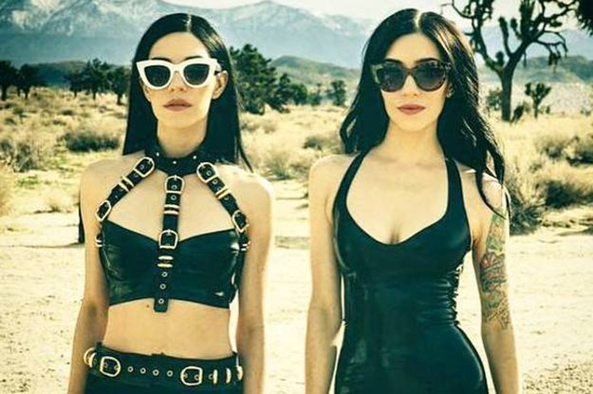 What colour eyes do the veronicas have?