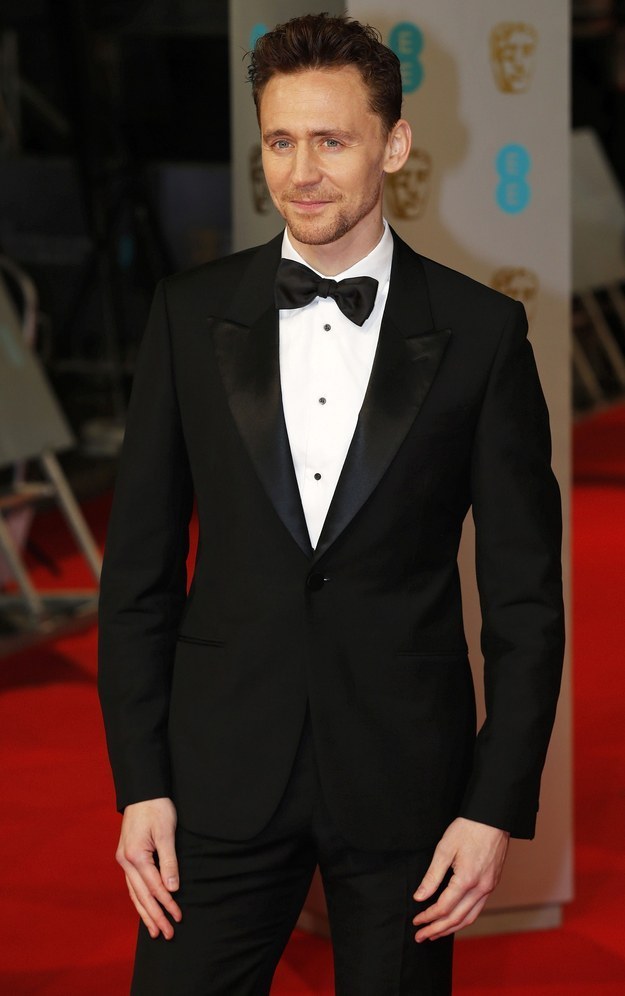 Here'S Tom Hiddleston Trying And Failing To Use A Selfie Stick