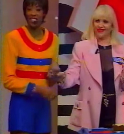 Toujours prête pour un défi absurde et une tenue so 90s.