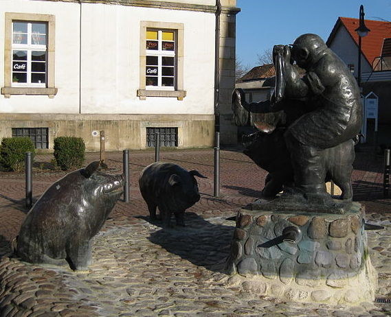Denn wie sollte man die Bedeutung der örtlichen Fleisch- und Wurstwarenindustrie preisen, wenn nicht mit einem Schweine-Brunnen?