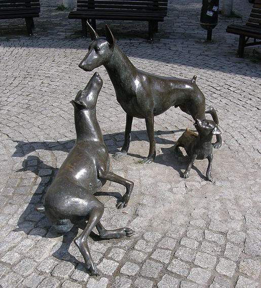 Es ist das einzige Dobermann-Denkmal Europas.