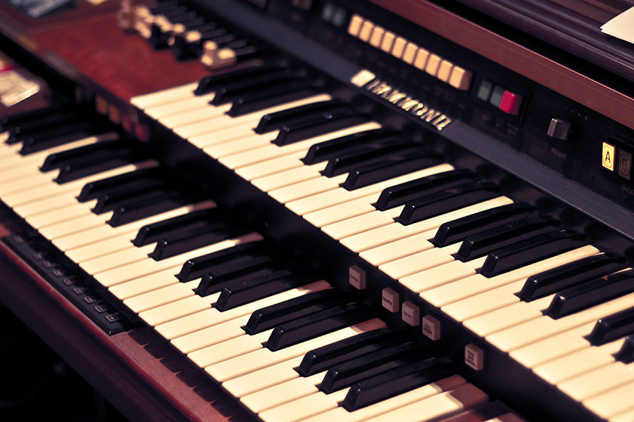 A mansion on Sunset Boulevard isn't complete without a beautiful piano, but not everyone has enough money or space for one in the living room. However, you can still get experience the instrument's glamor by buying a broken one and using the body as a bookshelf.