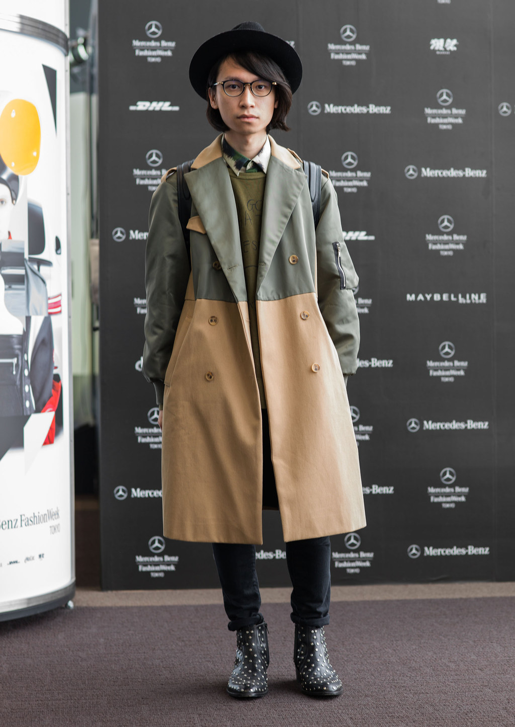 Sobretodo por Stylenanda of Korea, camisa de Kenzo, playera de Uniqlo, sombrero por CA4LA, pantalones de TopMan y zapatos por Yves Saint Laurent.