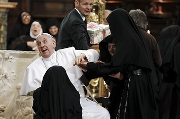 Freiras superanimadas armam emboscada adorável para o Papa Francisco