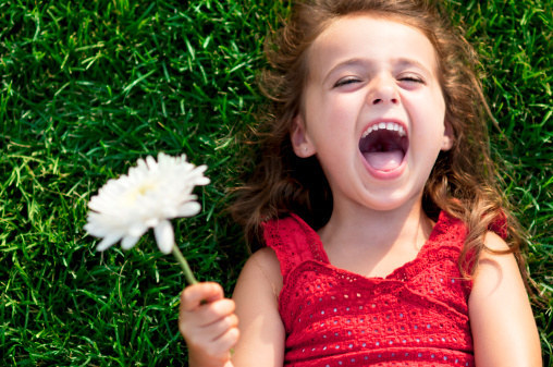 "Quando eu era pequena, mais ou menos nessa idade de 7 anos, eu tava com meu pai e com a minha mãe, aí perguntaram pra minha mãe "ela é filha única?" aí minha mãe "é", aí eu "mentira, que meu pai tem 3 filhos com outra mulher" -- A.G.
