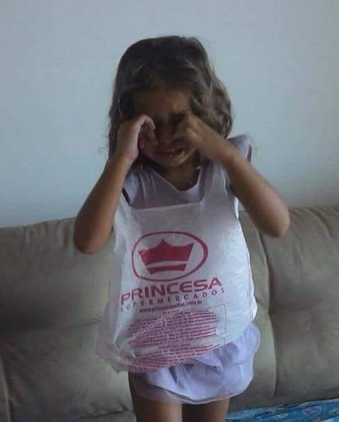 "Teve uma vez que eu estava no supermercado e toda criança anseia por ficar no carrinho enquanto seus pais te levam feito diva. Daí, meu pai soltou o carrinho e eu tava na ponta dele. Resultado: O CARRINHO VIROU POR CIMA DE MIM. Ele riu por muito tempo e eu não conseguia sair e tinha alguns ovos espatifados em mim. Pqp que dia triste" -- Paula Carolina.