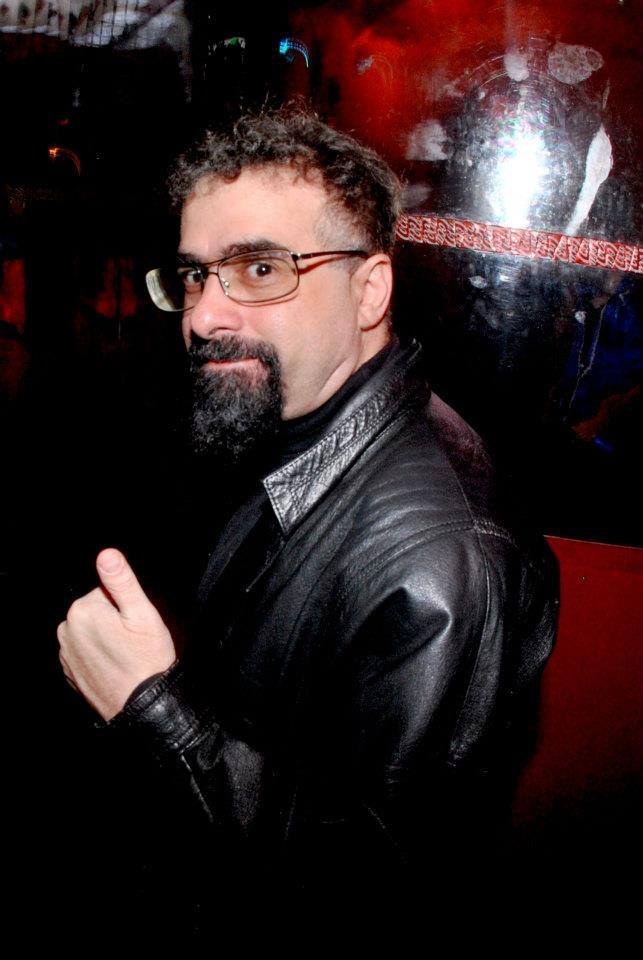 André Pomba é um dos responsáveis pela grande mistura que é a noite paulistana. Dj residente do clube "ALôca", introduziu o rock na cena LGBT e é responsável pela fundação do PV Diversidade, o núcleo LGBT do Partido Verde.