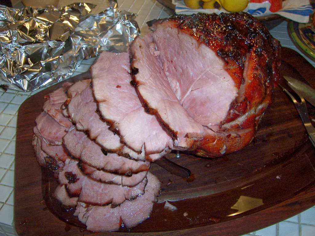 Der amerikanische Osterschinken ist nur echt mit Honig- und Zuckerübenkruste. Ein Rezept, das wir empfehlen, findest Du hier.