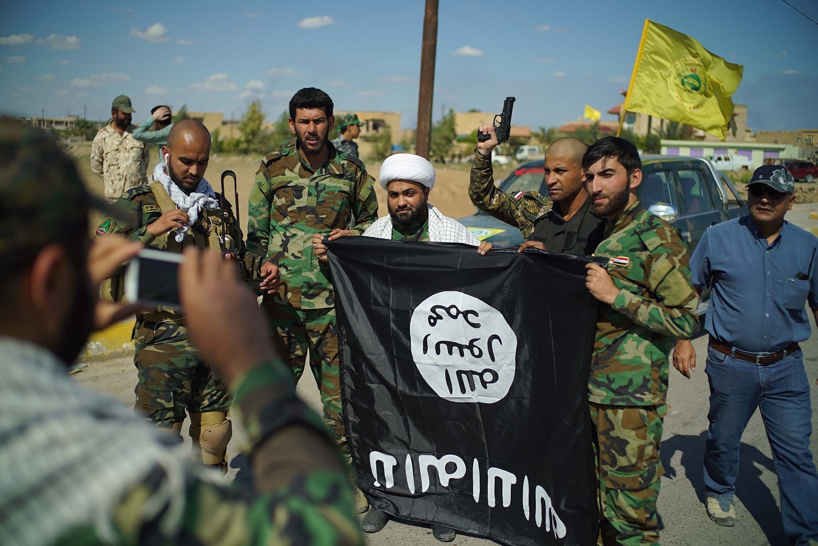 Террористы на фоне флага игил. Флаг ИГИЛ. Знамя Исламского государства. Флаг исламских террористов.