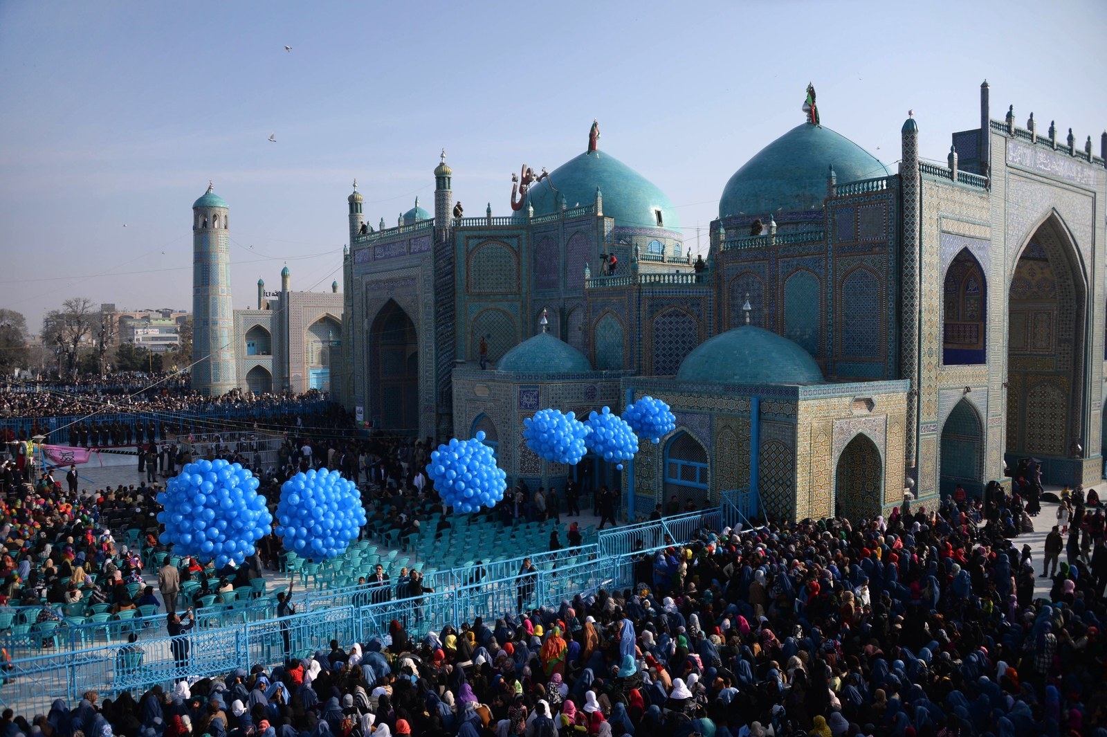 Навруз это мусульманский праздник. Голубая мечеть (Мазари-Шариф). Мазари-Шариф Афганистан. Навруз в Мазари Шарифе. Мазари Шариф Хива.