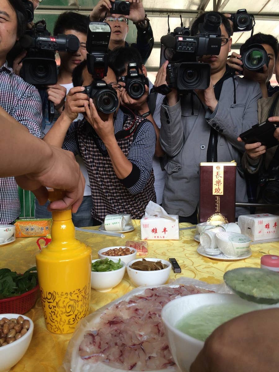 跟着我被偷的手机，我穿越了世界，在中国出了名，找到了一生的朋友, image size:900x1200