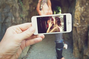 Esta fotógrafa usa seu iPhone para recriar cenas icônicas de Hollywood na vida real