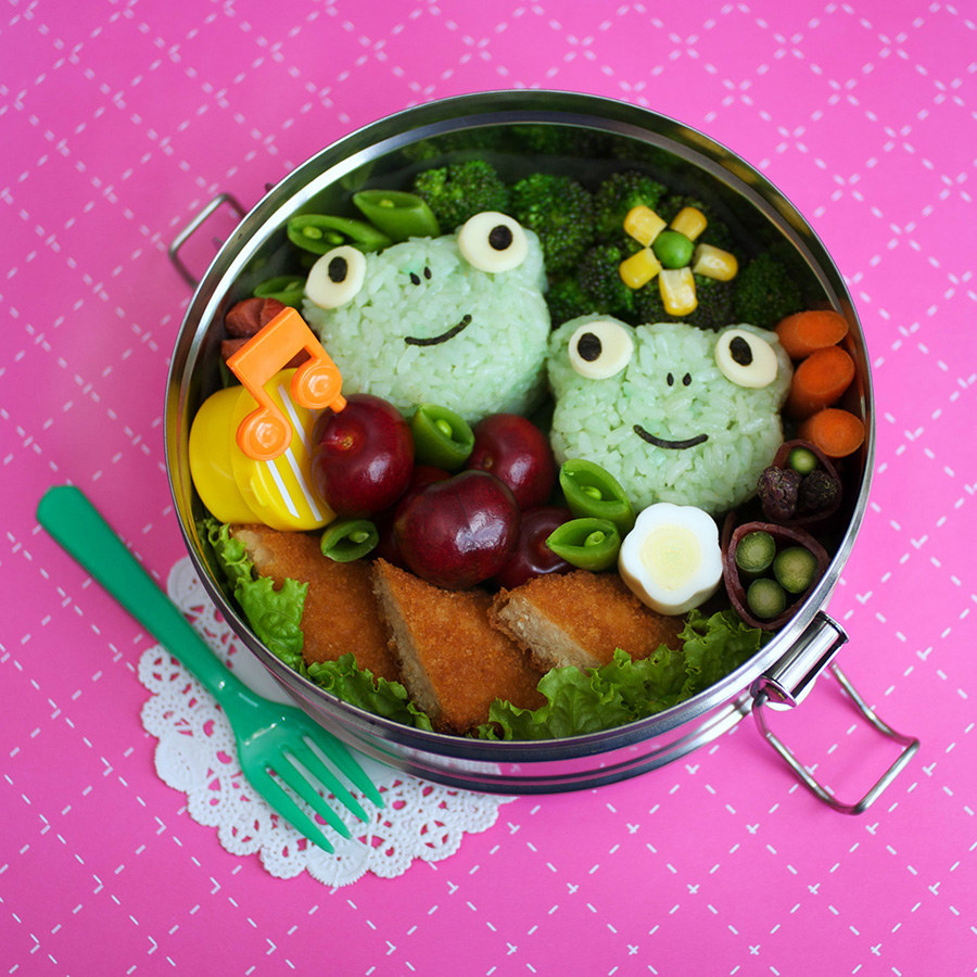 There's no better way to perk up your day than to have a lunch that's both exciting to look at and nutritious, like this amazing frog bento box.