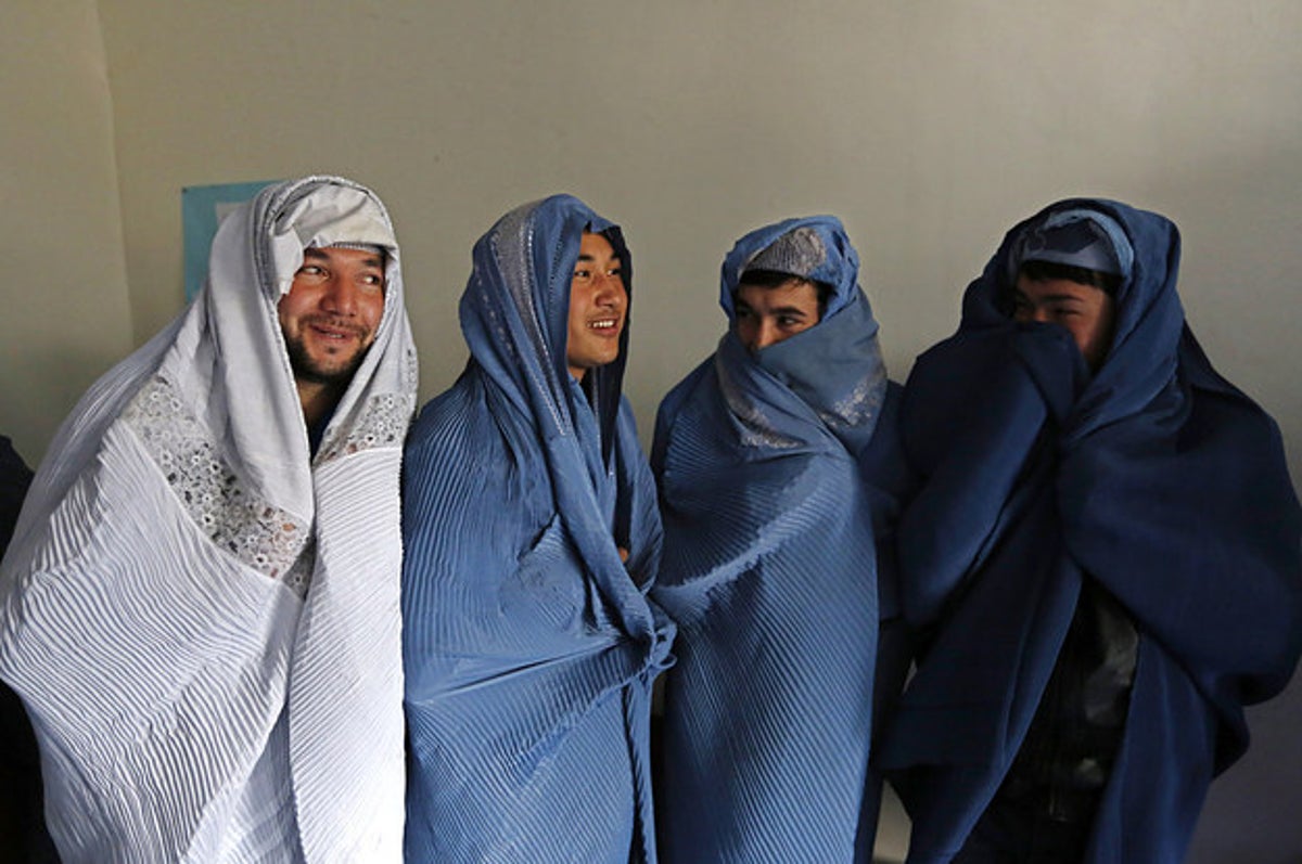 https://img.buzzfeed.com/buzzfeed-static/static/2015-03/5/12/campaign_images/webdr09/afghan-men-wear-burqas-in-name-of-womens-rights-2-24096-1425575342-15_dblbig.jpg?resize=1200:*