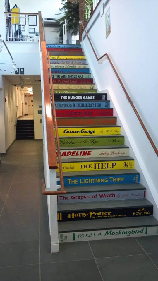 Convierte tu escalera en una biblioteca gigante.