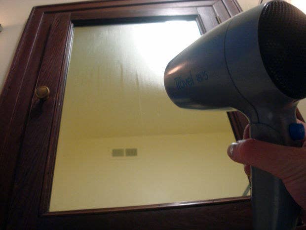 Resultado de imagen de Usa tu secador para deshacerte del vapor en el espejo después de bañarte:
