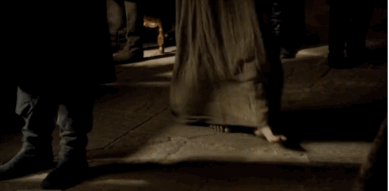 À l'enterrement de Tywin, Cersei croise son cousin, pieds nus et en toge, qui lui raconte qu'il a trouvé la paix grâce à la lumière des Sept (des sept quoi? des sept nains?) et qu'il veut la convertir. Bon courage.PS: ce cher cousin rappelle à Cersei qu'ils ont couché ensemble, et qu'il l'a aidée à faire boire Robert Baratheon avant sa mort. Va-t-il la faire chanter?