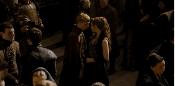 Margaery continue son opération séduction avec le jeune Tommen - 12 ans, rappelons-le.