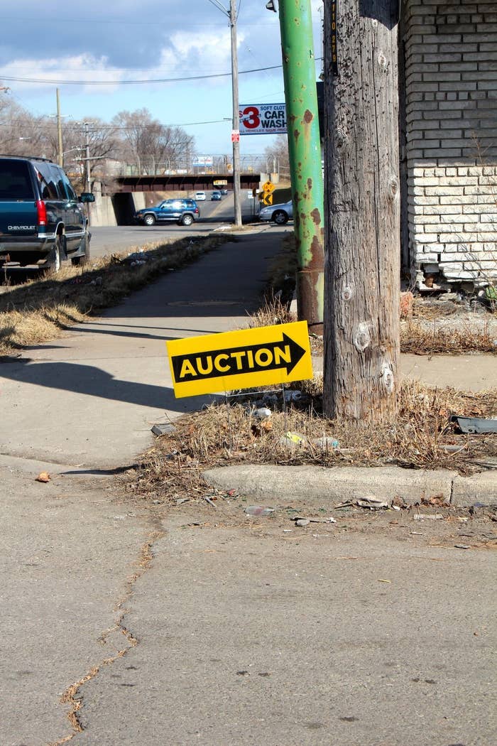 Die größten und bekanntesten Online-Auktionen sind die Wayne County Tax Auction und die Detroit Land Bank Auction.Die Wayne County Tax Auction wird vom Büro des Kämmerers der Wayne County betrieben. Im vergangenen Jahr verkaufte die Agentur mehr als 24.000 Objekte per Zwangsversteigerung. Mindestgebote lagen bei $500.Noch nicht so lange im Geschäft ist die Detroit Land Bank, eine Behörde, die über ihr Auktionsportal täglich drei Immobilien veräußert – für einen Minimalgebot von $1.000 plus Kaufnebenkosten und Grundsteuer für das laufende Jahr.