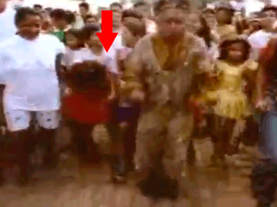 Bônus: menina de dourado a direita tomando um empurrão.