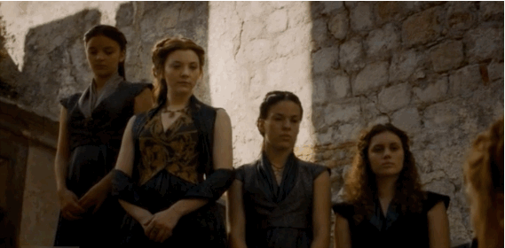 On le voit plusieurs fois dans l'épisode, et on le verra sans doute encore plus tout au long de la saison: la rivalité entre Cersei et Margaery est de plus en plus présente, depuis que Margaery prévoit d'épouser le dernier fils de Cersei pour accéder au trône.
