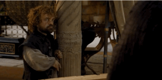 - Pour ceux qui auraient raté l'info, Tyrion et Varys se trouvent à Pentos, chez Illyrio Mopatis - l'homme qui avait organisé le mariage entre Daenerys et Khal Drogo, et qui avait informé Varys du fait que Daenerys était enceinte dans la saison 1.- Gilly et Sam: pourquoi est-ce que les scénaristes continuent de croire que leur couple nous intéresse?- Daenerys va vraiment devoir comprendre un jour qu'être reine c'est bien, mais être une reine que le peuple n'a pas envie de renverser parce qu'elle n'écoute rien et fait ce qu'elle veut, c'est encore mieux.- Que deviennent Cersei et Jaime maintenant que leur père est mort? Cersei n'a plus l'obligation d'épouser Loras, mais cela veut-il dire qu'ils vont oser vivre leur inceste au grand jour?- La dernière rencontre entre Jon Snow et Mance Rayder, deux hommes qui se définissent par leur honneur, était très émouvante. Plus les bons personnages meurent, plus Jon s'impose comme le plus honorable de la série. Ce qui veut dire, selon la règle «Ned Stark», que ses jours sont comptés.- Les conseillers de Daenerys militent pour la réouverture des arènes de combat. Qui prédit un duel entre Daario et Grey Worm?- Les Tyrell occupaient déjà un rôle plus important dans la série l'année dernière. Et cette saison, Margaery semble déterminée à éliminer sa plus grande rivale, Cersei, comme en témoigne sa conversation ~mystérieuse~ avec son frère Loras. - Désolée j'insiste mais, pourquoi ils ont des masques vénitiens dans Game of Thrones?