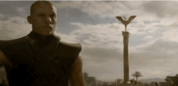 OK donc cette partie était très bizarre. D'abord, on nous montre un mec qui porte le même uniforme d'Unsullied que Grey Worm. Et l'espace d'un instant, je me demande s'ils ont remplacé Grey Worm comme ils avaient remplacé Daario l'année dernière.