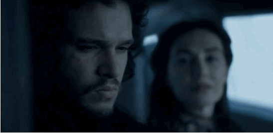 Melisandre, c'est bien connu, adore les bâtards. La dernière fois qu'elle en a croisé un, elle l'a séduit avant de l'attacher à un lit et lui coller des sangsues partout (ceci n'est pas une métaphore). Alors forcément, quand elle dévore Jon Snow du regard, on est un peu inquiets.