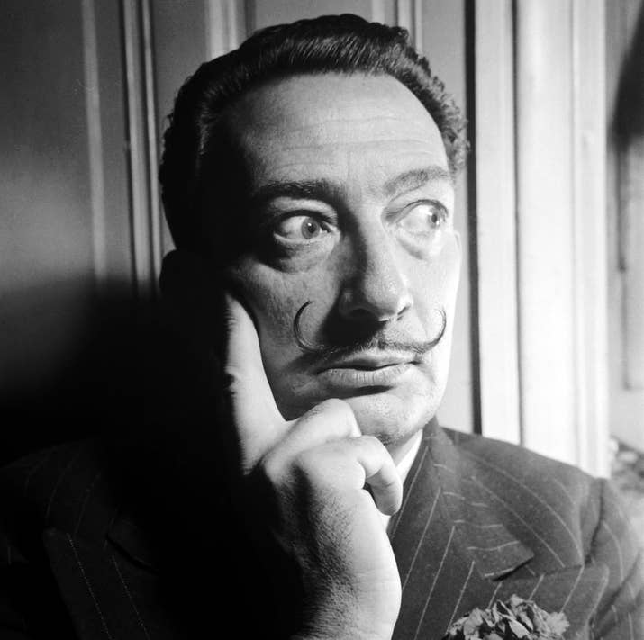 Dalí se inspiró en Josep Margarit, un militar catalán cuyo retrato colgaba en la casa del padre del artista, y Diego Velázquez, el reconocido pintor andaluz admirado por Dalí.