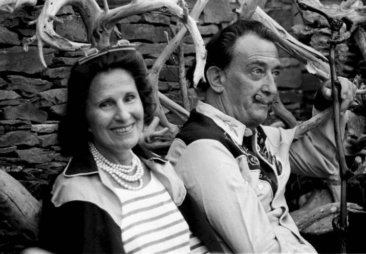 Dalí se casó en 1934 con una inmigrante rusa 10 años mayor que él, Elena Dmitrievna Diakonova (mejor conocida como Gala). Su padre estaba en contra de la unión, y por ello, decidió desheredarlo.