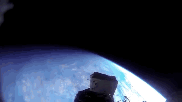 Plus tôt cette semaine, la NASA a publié des images des astronautes Barry «Butch» Wilmore et Terry Virts en pleine excursion pour faire des réparations à la Station spatiale internationale.