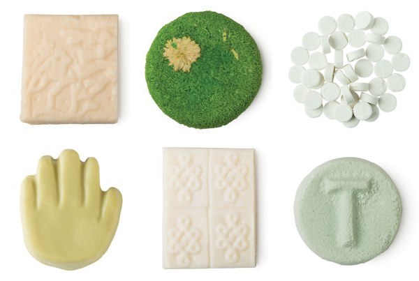 Perfeito para pessoas que vão à academia, desastrados em geral e viajantes com mala de mão.A Lush Cosmetics tem várias opções.