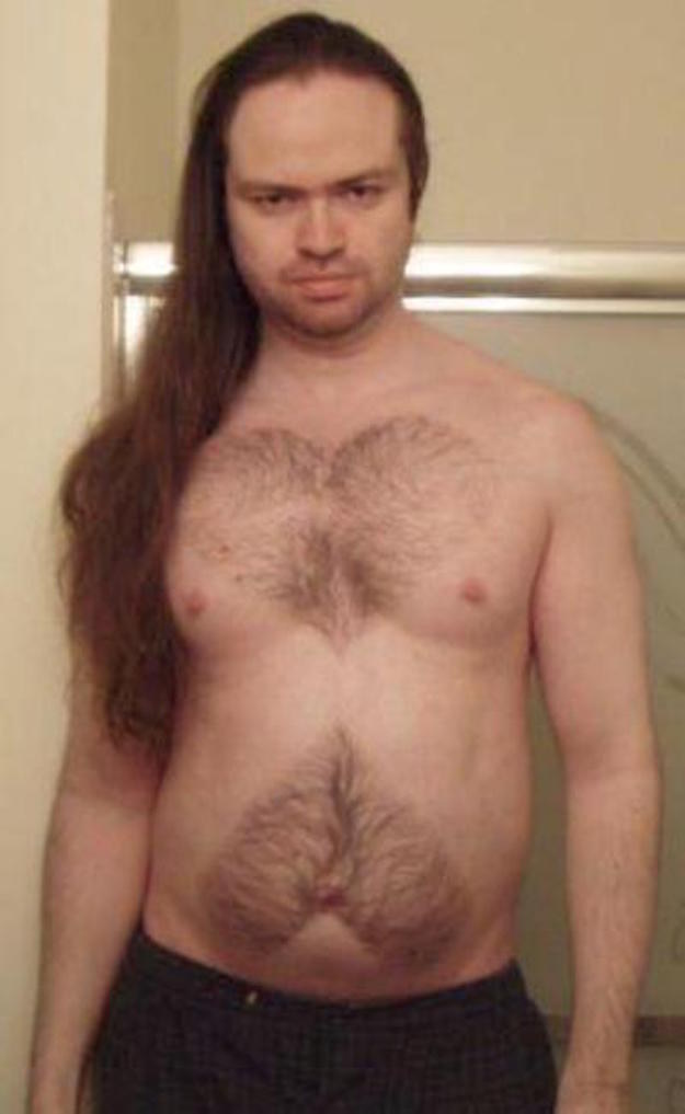 Para éste sí necesitan mucho pelo en el pecho y en todo lo demás. Lo importante es dejar el pelo largo, una mata densa. Ya después el diseño de los corazones es lo fácil.