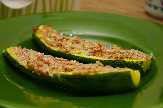 Una vez estaba preparando zucchinis rellenos para cenar y, cuando los corté a la mitad, no quedaron dos mitades perfectas. Por supuesto, eso ocasionó inmediatamente una catarata de lágrimas.— polinadmitrievnal