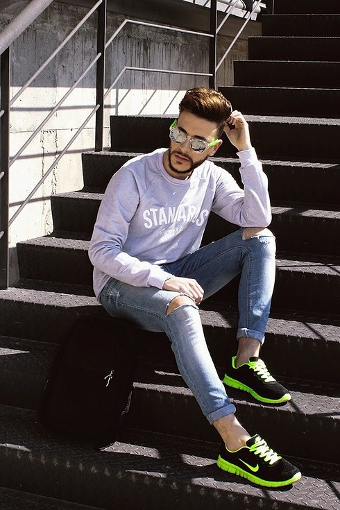 jeans con zapatillas deportivas hombre