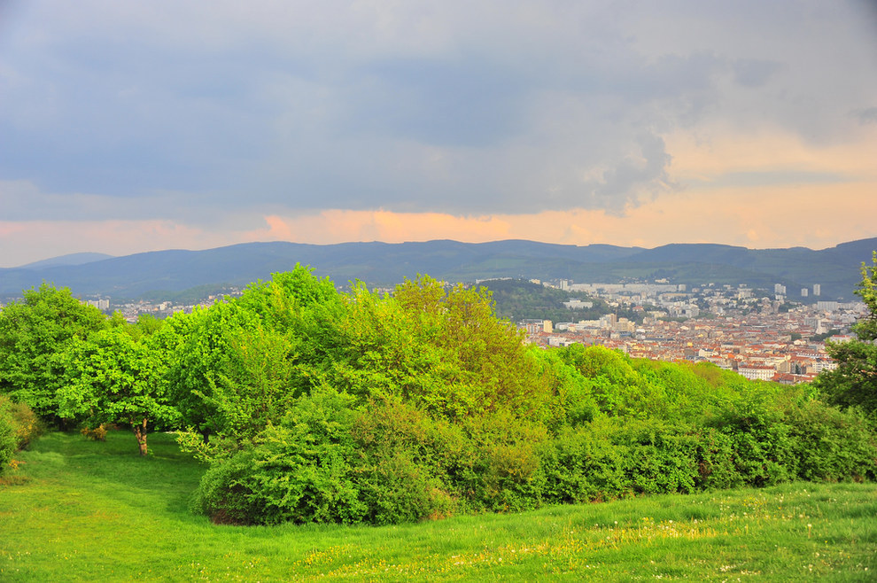 Une ville où il est impossible de trouver un coin de nature tranquille.