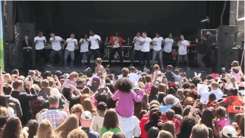 S/o to that little girl movin' it in the audience!!!