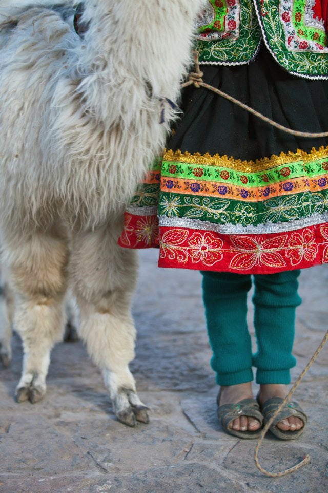 Niña con su mascota en Cuzco.