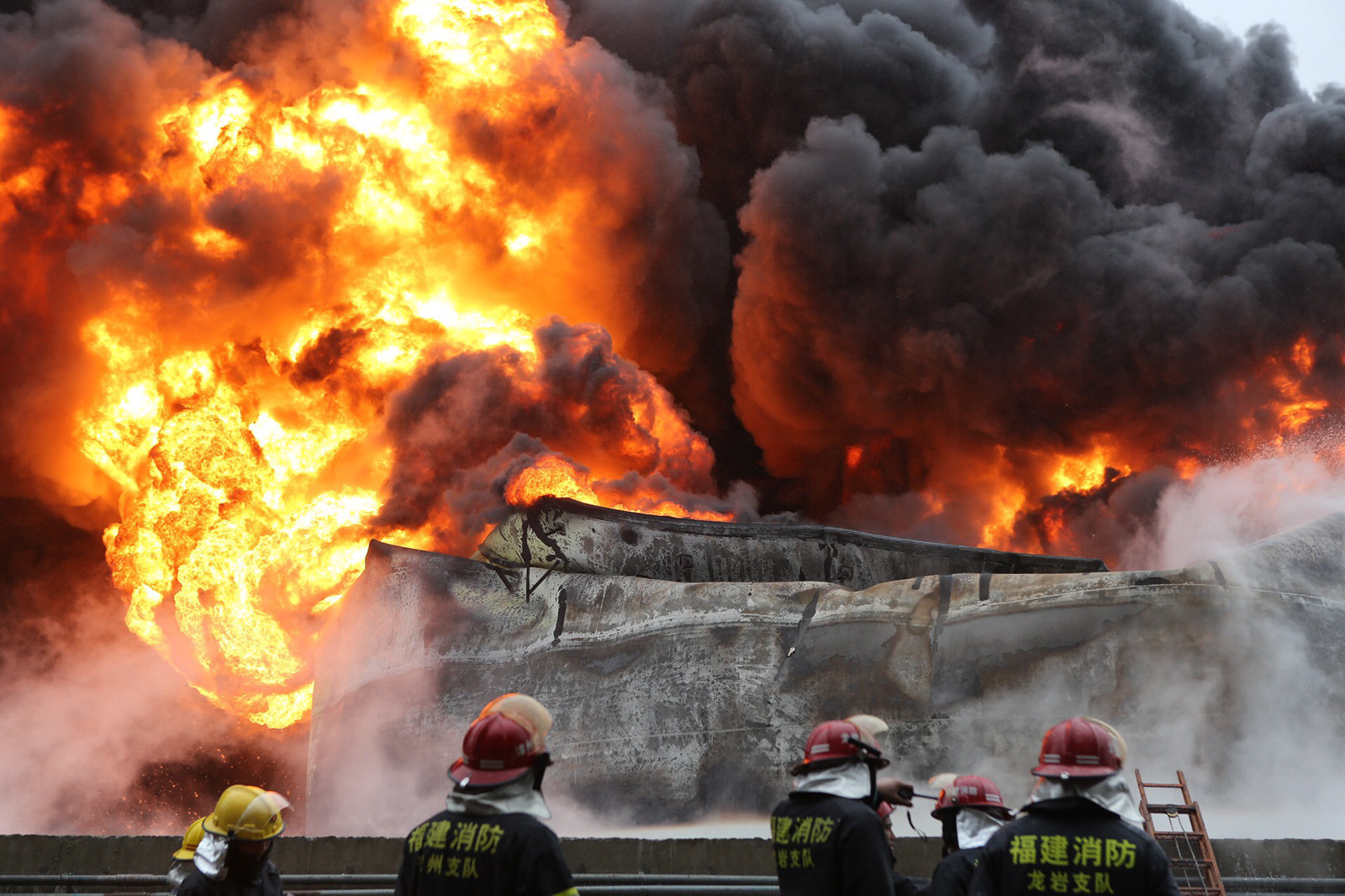 Пожар является чрезвычайной ситуацией. Взрывы на химическом заводе в городе Цзилинь. Взрывы на химическом заводе в городе Цзилинь (Китай). Сучжоу Китай химическая авария 1978. Взрыв на заводе в Китае 2005 в Цзилине.
