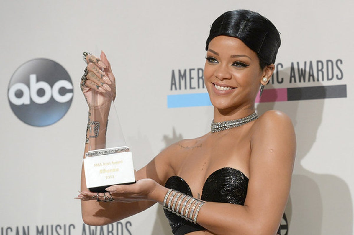 Video: Rihanna Performs on 'GMA