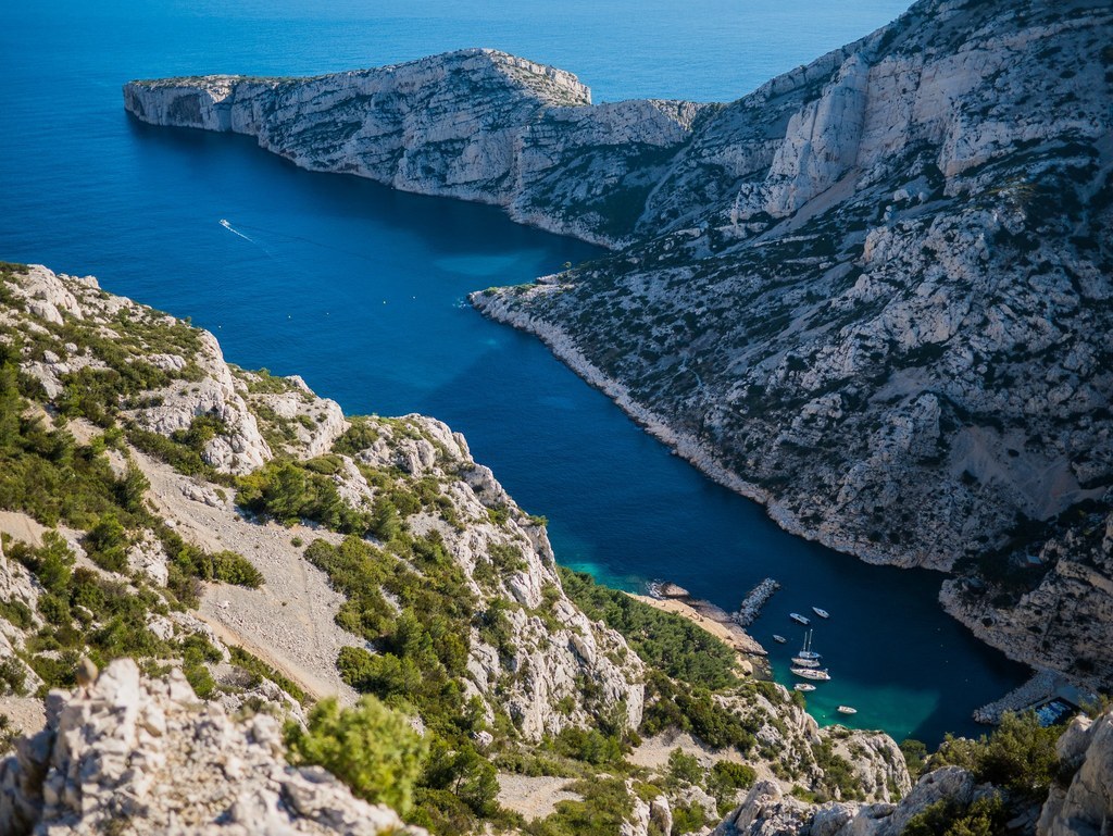 À Paris, pas de mer. Pas de mer, pas de côte. Pas de côte, pas de calanques. Pas de calanques, pas de calanques.