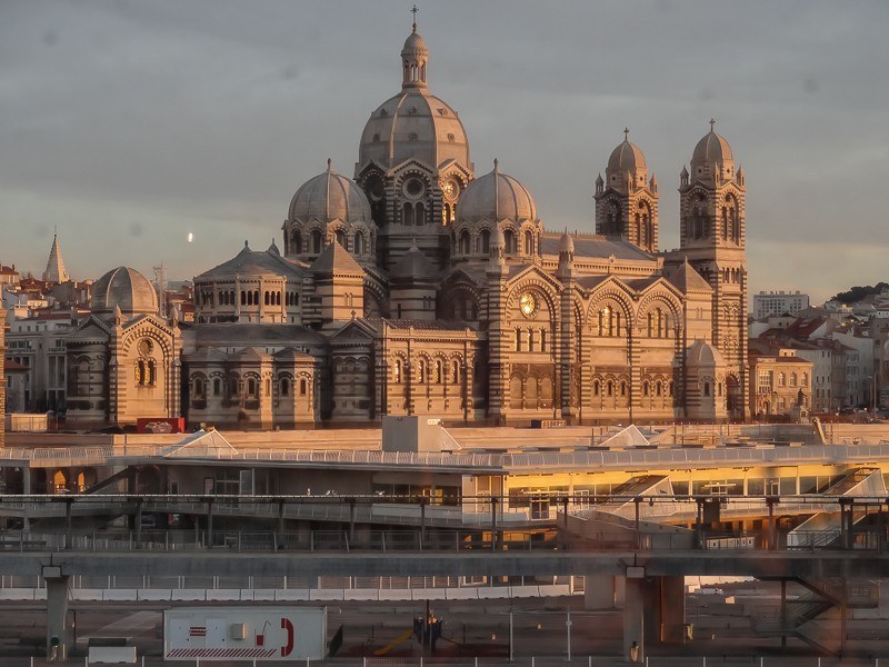 Notre-Dame de Paris fait 69 mètres de haut. La Major, 70 mètres de haut. Pour faire croire que leur cathédrale était plus élevée, les Parisiens ont rajouté une flèche de 96 mètres. Ridicule.