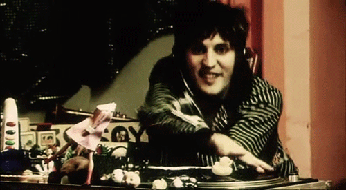 NATHAN BARLEY WAS 10 YEARS AGO AND SO WAS NOEL FIELDING'S HAIR*.*SOMEONE TELL KASABIAN.