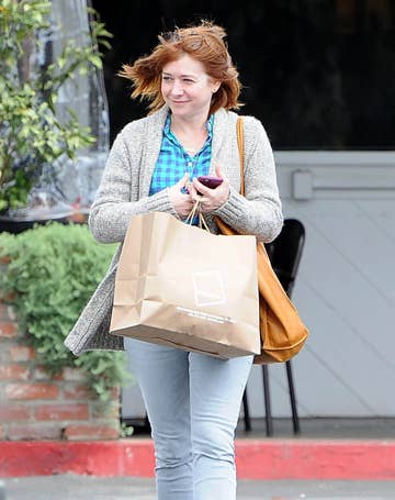 Alyson Hannigan Gets A Flat Tire Reacts In The Best Way Possible