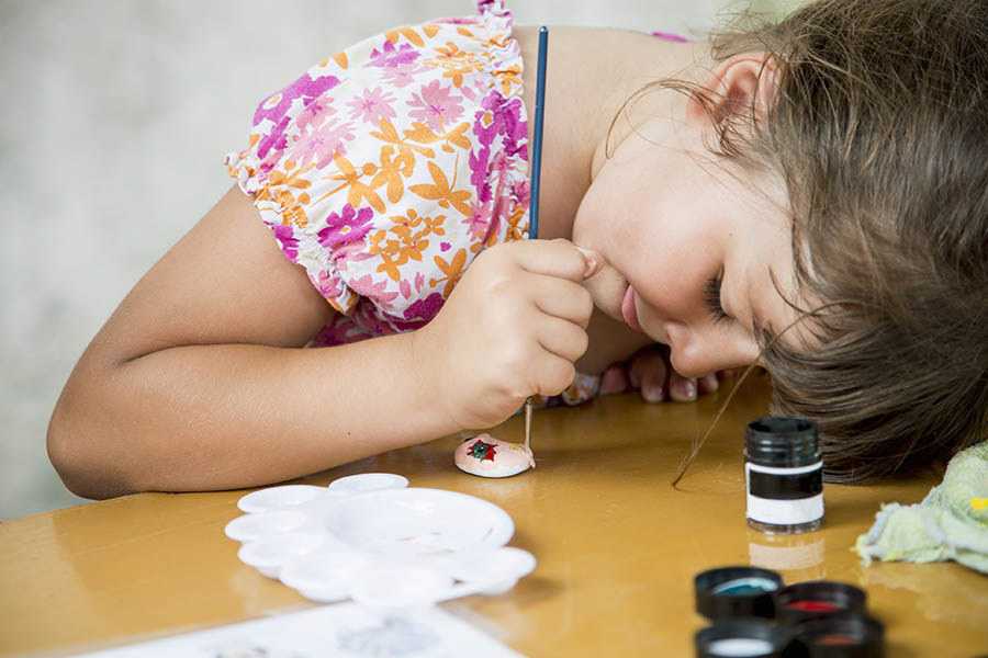 Al hacer esto con tus hijos, puedes enseñarles que algo relativamente simplón como una piedrita puede transformarse en una linda decoración. Mira algunos ejemplos increíbles aquí.