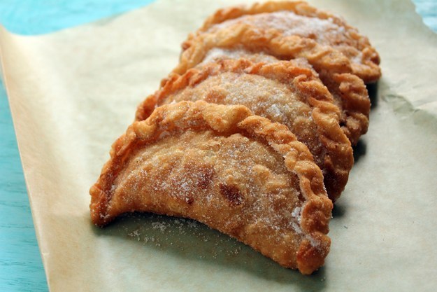Las empanadas de viento se hacen con harina de trigo, y se rellenan con un poquito de queso. Después de freírlas, se les echa un poquito de azúcar, y están listas para comer.