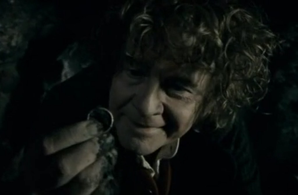 Il alla se consoler dans les bras de Bilbon Sacquet, un Hobbit plutôt âgé m...