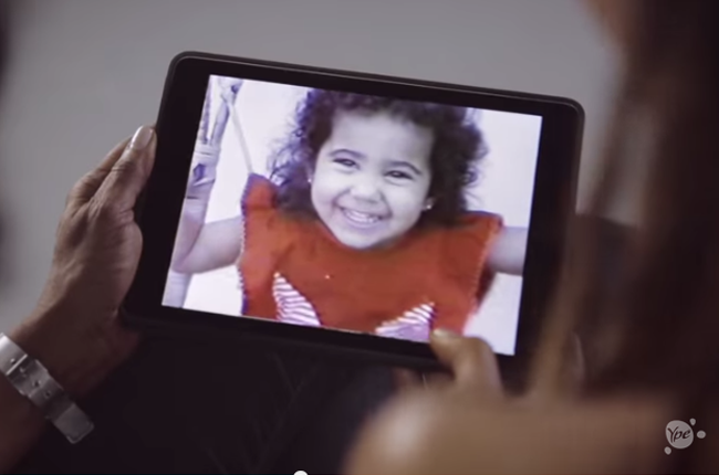 Na sequência são entregue tablets com vídeos dos adolescentes ainda crianças.